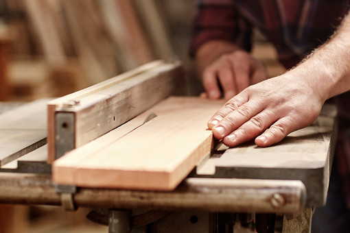 asse di legno con mano che lo lavora