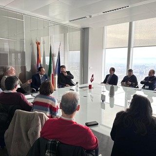 incontro attorno a un tavolo