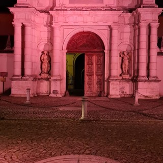 Collegno, il portale della Certosa si colora di rosa per la prevenzione dei tumori al seno