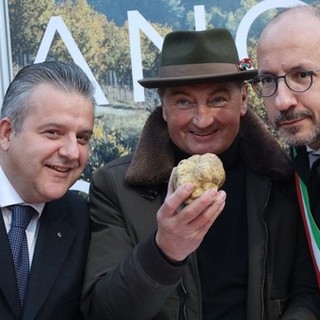 Un tartufo di 390 grammi e un piatto da 1691, i vincitori della Fiera del Tartufo di Asti. Continua 'I gioielli del territorio' (Fotogallery)