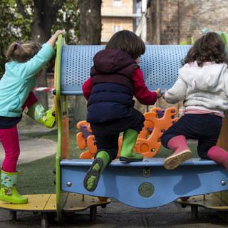 bimbi all'asilo giocano all'aperto