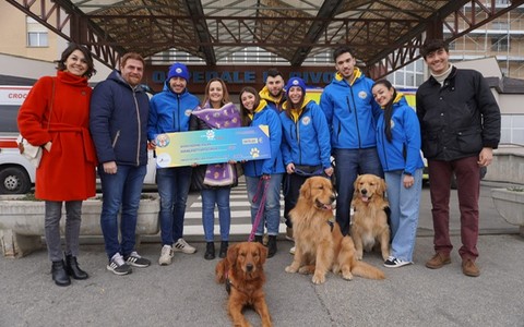 foto di gruppo con tante persone