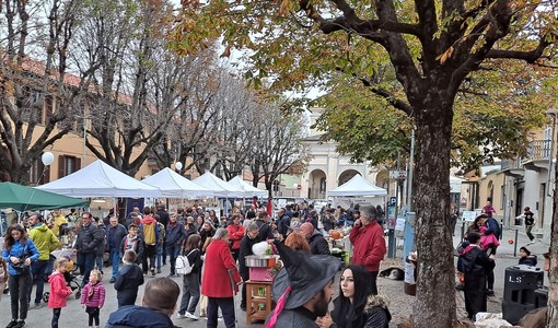 Domenica 27 a Rivoli si festeggia l’autunno con la Castagnata dei Quartieri