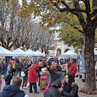 Domenica 27 a Rivoli si festeggia l’autunno con la Castagnata dei Quartieri