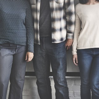 gruppo di giovani in piedi