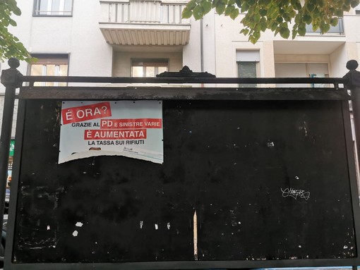 Vandali in azione a Rivoli: strappati i manifesti della bacheca informativa di Fratelli d’Italia