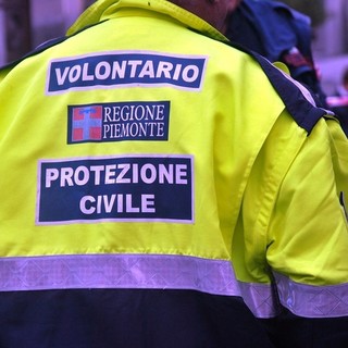 volontario della protezione civile di spalle