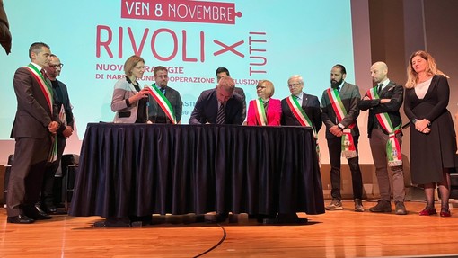 Nuovo collegamento pubblico tra Torino e il Castello di Rivoli: parte la linea intermodale che unisce treno e navetta