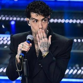 Tony Effe, finale a Sanremo 2025 con il rosario d'oro