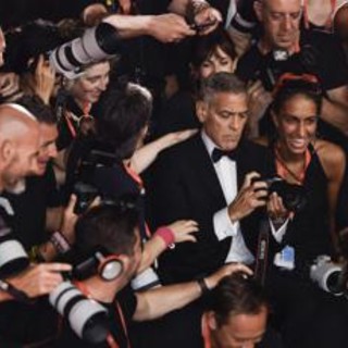 Venezia 81, George Clooney si improvvisa fotografo sul red carpet - Video