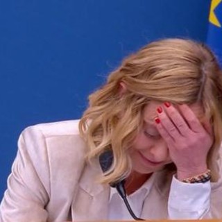 Meloni, la conferenza oggi: 'ancora Musk?', la smorfia e il lapsus