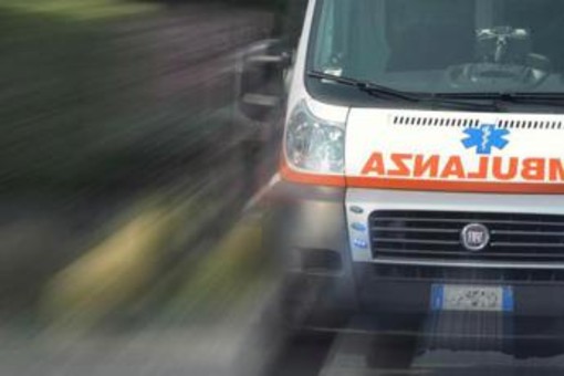 A 94 anni da 60 ore su barella nel Salernitano, ambulanza bloccata