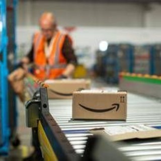 Amazon aumenta a 1.876 euro salario mensile lordo di ingresso per dipendenti rete logistica