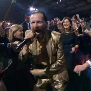 Sanremo 2025, all'Ariston è Jovanotti show: il bacio alla figlia Teresa