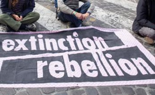 Brescia, Extinction Rebellion denuncia: &quot;Attiviste costrette a spogliarsi e fare squat in questura&quot;