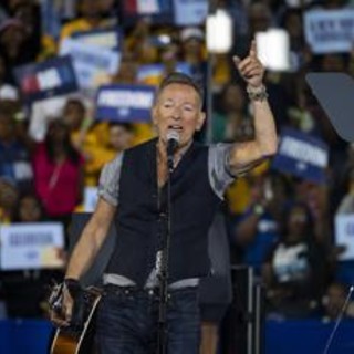 Bruce Springsteen sul palco per Kamala Harris: &quot;Trump corre per diventare tiranno&quot; - Video