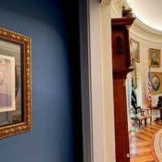 Trump incornicia la sua foto segnaletica e la espone alla Casa Bianca - Video